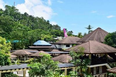 Kamayan sa Palaisdaan Hotel and Resort