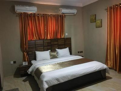 Momak 5 Hotel and Suites