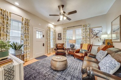 < 1 Mi to Dtwn Texarkana: Couple's Retreat w/ Yard