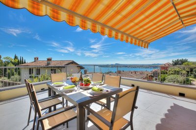 Eden House - Terrace & View Lake