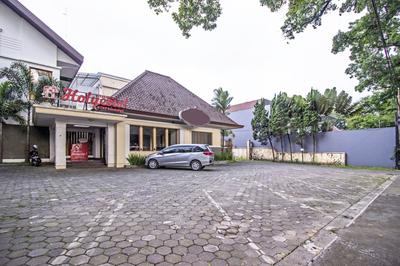 Residences by RedDoorz near Rumah Mode