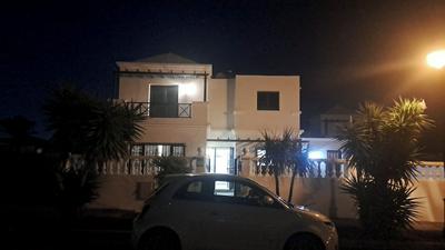 Luxury Villa - Sleeps 4, Hottub Jacuzzi & Parking