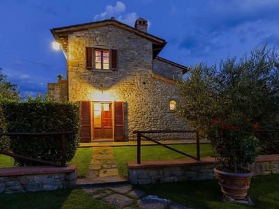 Apartment in Cortona With Pool and Hill Views