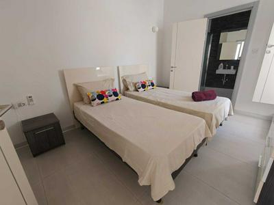 Twin Room with Laundry in Pembroke