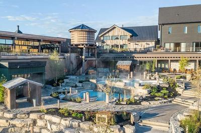 Luxurious Waterfront Retreat