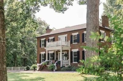Boyd Harvey Main House And Carriage House 4 Bedroom Home by RedAwning