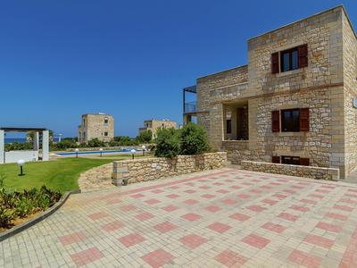Villa in Kamisiana With Private Pool & Beach