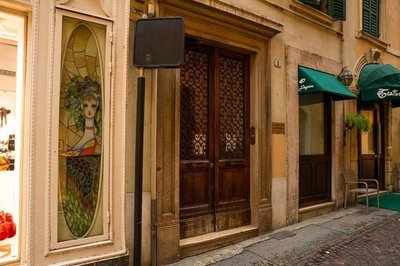 Αn enchanting residence in front of the Juliet house