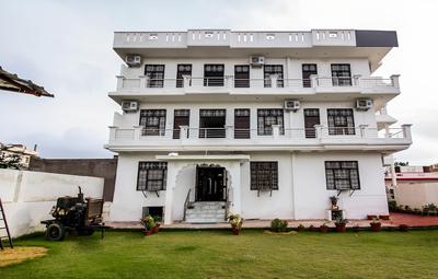 OYO 18272 Hotel Lambodar