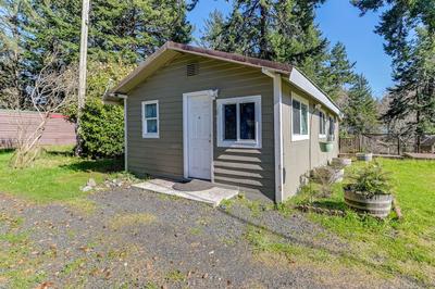 On-site Creek & Fishing: Cozy Coos Bay Retreat!