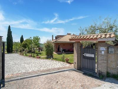 Villa in Monterotondo With Pool & Tiber Views