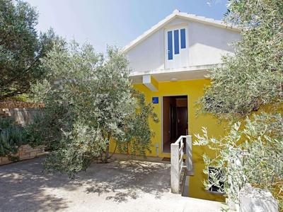 Olive's Garden House - Three Bedroom Holiday Home With Terrace and Sea View