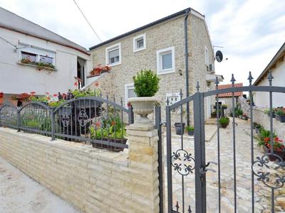 Home With Swimming Pool & Outdoor Kitchen