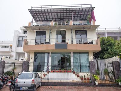 OYO 11716 Hotel Everest