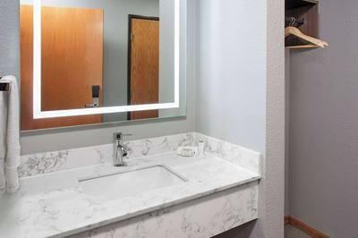 Super 8 by Wyndham McHenry/Fox Lake Area