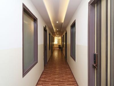 OYO 26161 Plazzo Inn