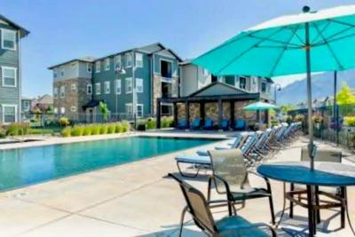Modern Cozy 2BR Apt With Pool and Hot Tub