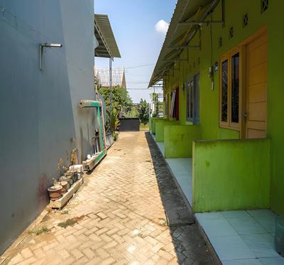 OYO Life 93382 Gajayana Kost Female Only Syariah