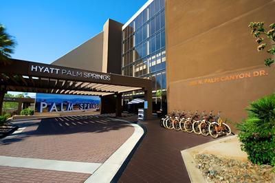 Elegant 2BR Loft Garden Villa at Collins Boulevard Apartment