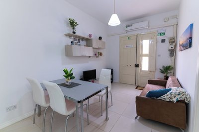 Seaside Cosy Maisonette- 2 mins from sea