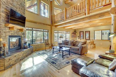 Fire Pit: Cozy Winter Cabin, 45 Mi to Sunrise Park