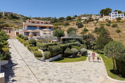 Bright Luxuriously Simple Apartment With Shared Pool