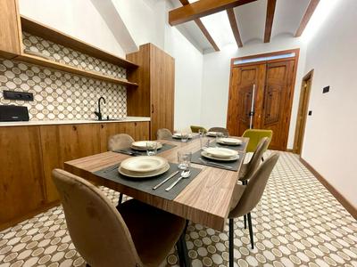 Los Angeles With 3 Bedrooms and 3 Bathrooms