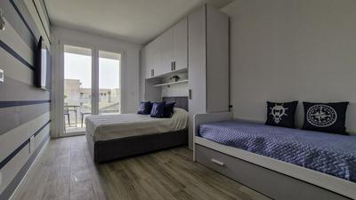 Renovated Flat Close to Shops and Beach