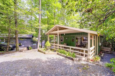 On-site Lake & Pool Access: Cabin in Newland!