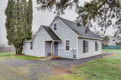 Charming Happy Valley Home: 13 Mi to Portland!