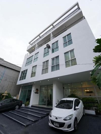 RQ Bangkok Sukhumvit 50 by Collection O