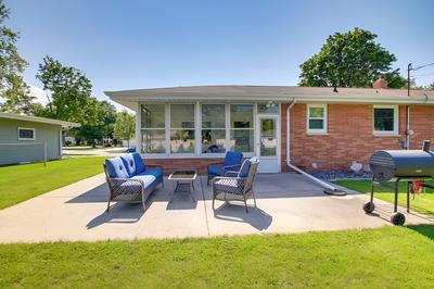 Walk to Lambeau Field: Green Bay Retreat