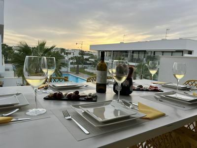 Outstanding 2 bed Apartment With Rooftop sea Views