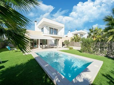 Elegant Home With Pool