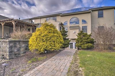 Pool & Furnished Patio: Group Getaway in Hershey