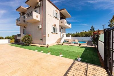 Villa Kounoupas With Pool Views Near the Beach