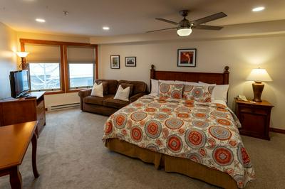 1307b - King Standard Eagle Springs West Hotel Room