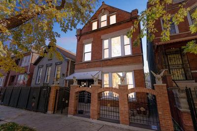 Chic Chicago Retreat 2 Bedroom Home by RedAwning