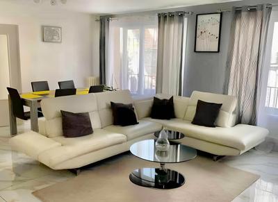 Family apartment 7 minutes from Paris