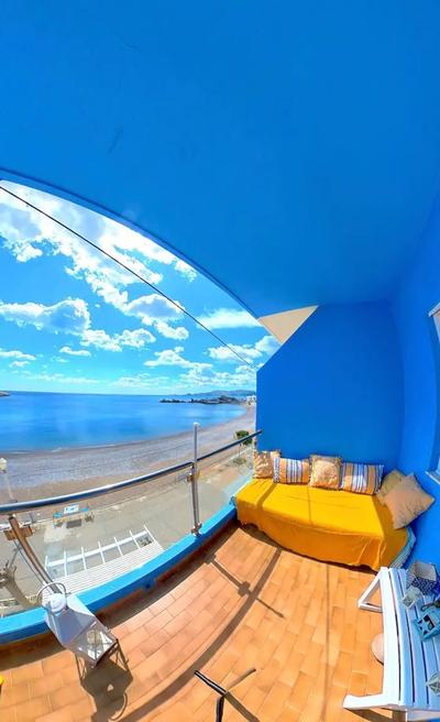 Blue House Beach Apartment - Sleeps 4 & Balcony