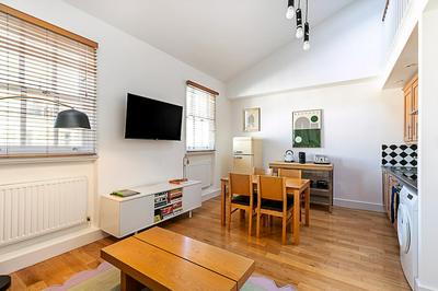 Stylish Chelsea Flat With Luxe Comfort & Charm