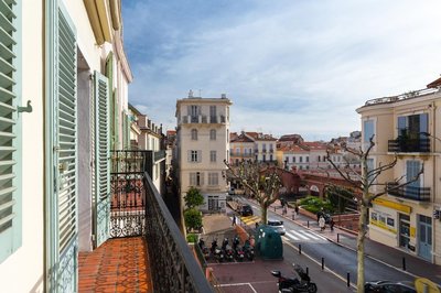 A Lovely Split Level Townhouse in the Heart of Cannes Next to the Marche Forville and the Palais - 1749