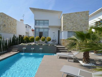 Villa With Garden & Roof Deck