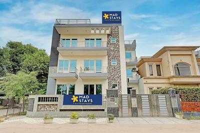 Madstays Hotel - Medicity Near Medanta Hospital