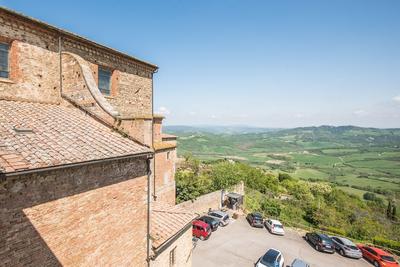 Apartment in the Heart of Radicondoli With Views Over the Hills and Wi-fi