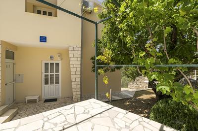 Apt. With Terrace & Garden, 2 min to the Beach