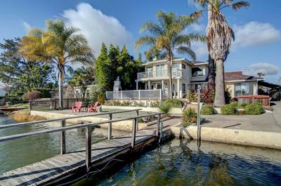 4 Br Waterfront , Private Beach 4 Bedroom Home by RedAwning