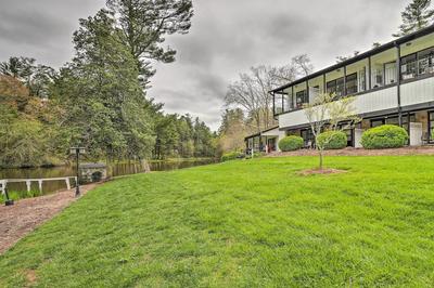 Chic Flat Rock Condo w/ Balcony + Lake View!