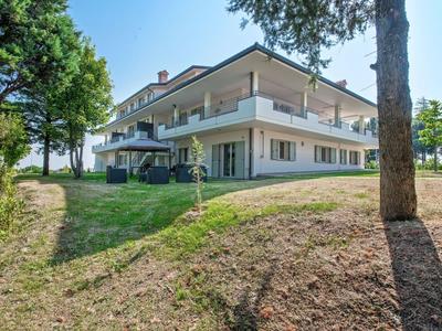 Plush Villa Apartment in Tavullia with Hot Tub