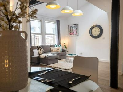 City View Three-bed Premier Apartment London
